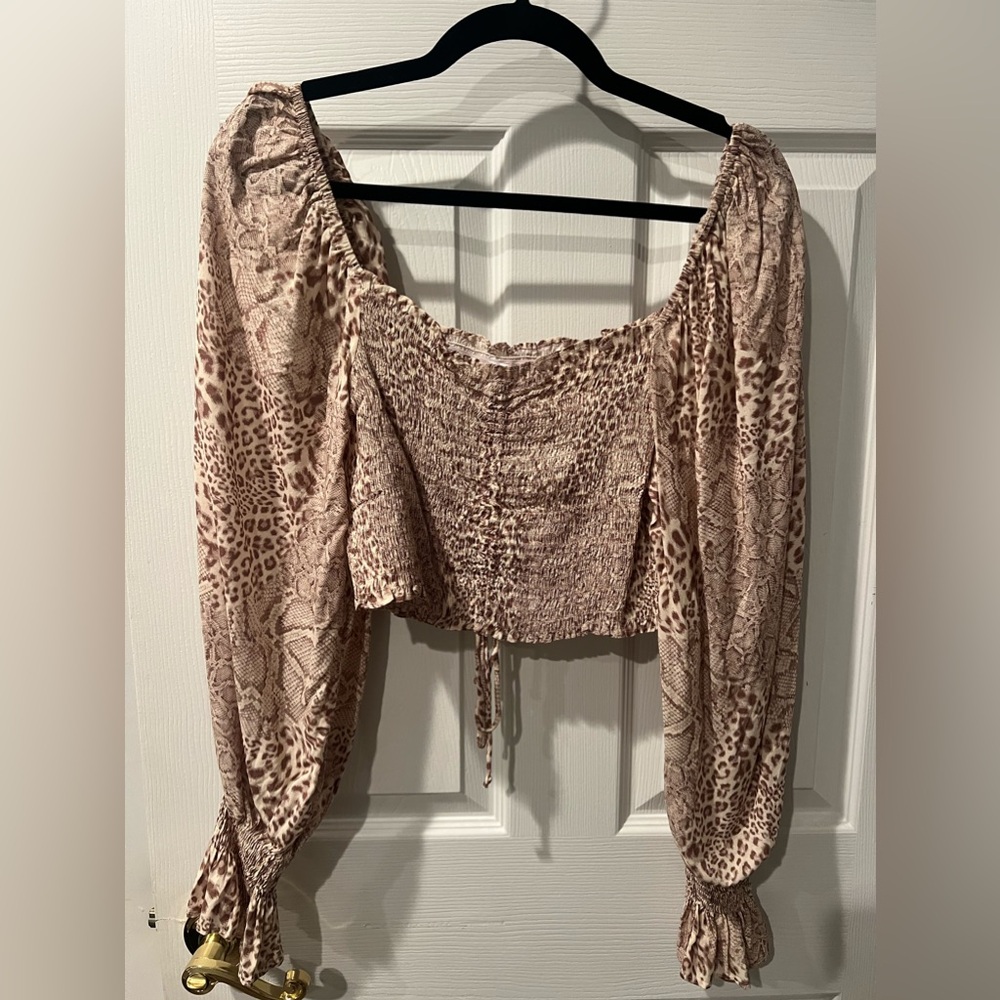 Long sleeve cropped top.